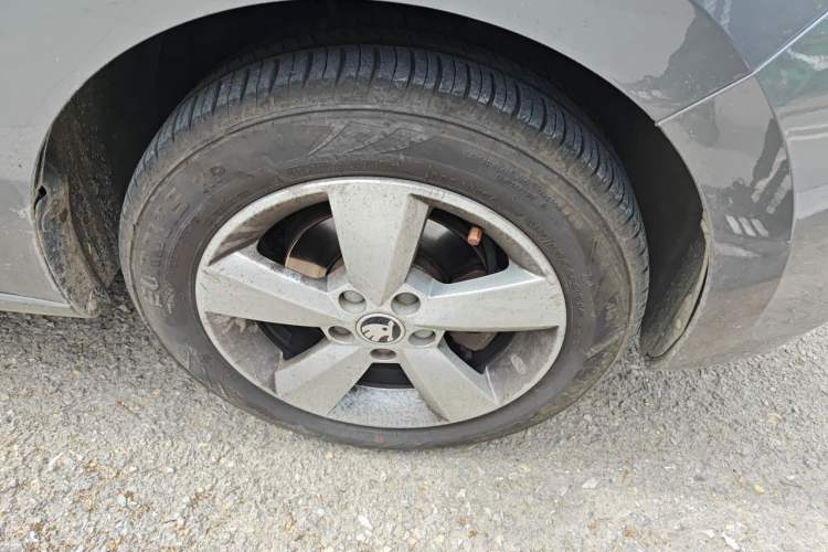 Used Skoda Rapid 2013 1.6L Automatic Smart Selection Model Right Front Wheel Hub