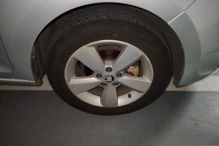 Used Skoda Rapid 2013 1.6L Automatic Smart Selection Model Right Front Wheel Hub