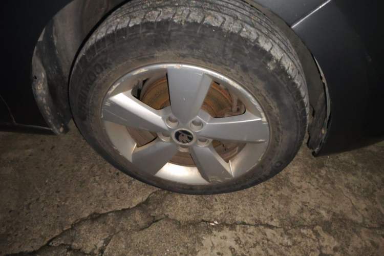 Used Skoda Rapid 2013 1.6L Automatic Smart Selection Model Right Front Wheel Hub