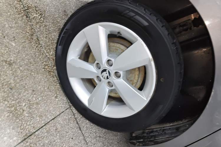 Used Skoda Rapid 2013 1.6L Automatic Smart Selection Model Right Rear Wheel Hub