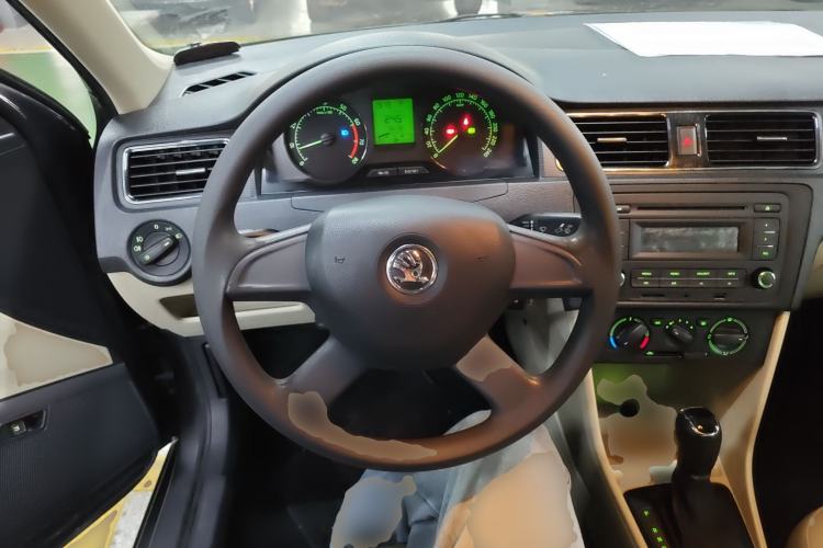 Used Skoda Rapid 2013 1.6L Automatic Smart Selection Model Steering Wheel