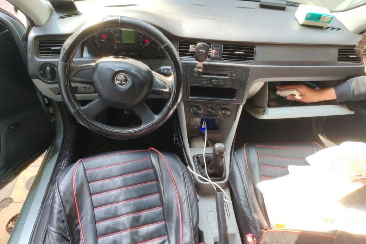 Used Skoda Rapid 2013 1.6L Manual Enjoyment Model Center Console