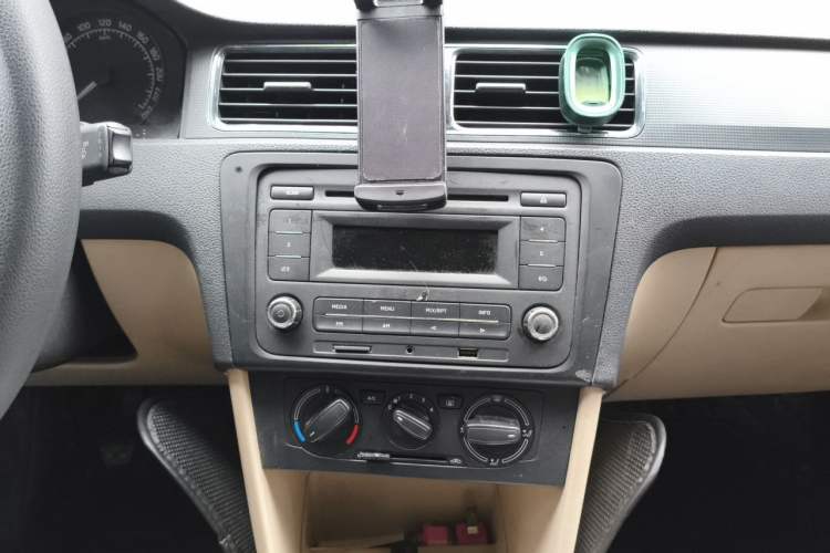 Used Skoda Rapid 2013 1.6L Manual Smart Selection Model Audio And AC Panel