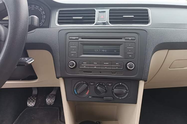Used Skoda Rapid 2013 1.6L Manual Smart Selection Model Audio And AC Panel