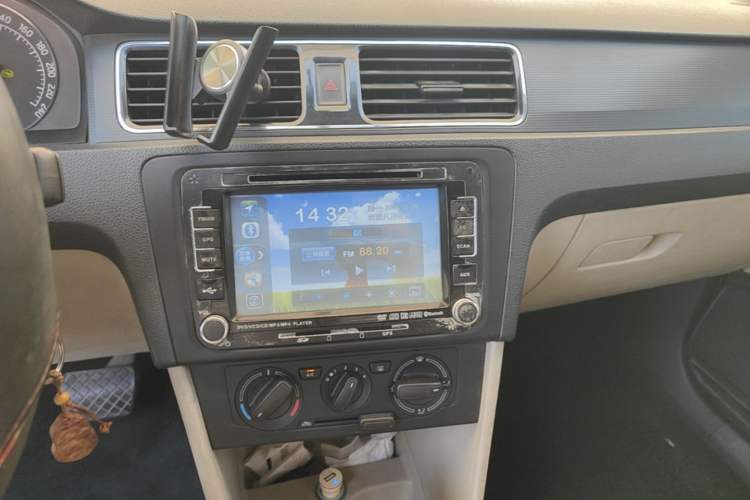 Used Skoda Rapid 2013 1.6L Automatic Smart Selection Model Audio And AC Panel