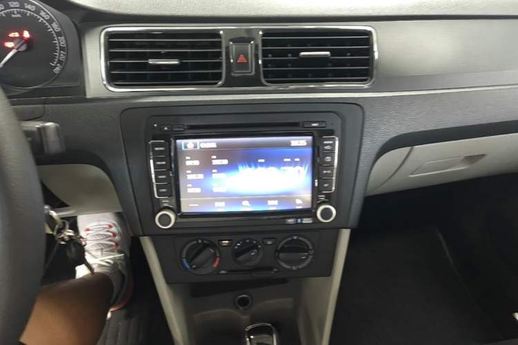 Used Skoda Rapid 2013 1.6L Automatic Smart Selection Model Audio And AC Panel