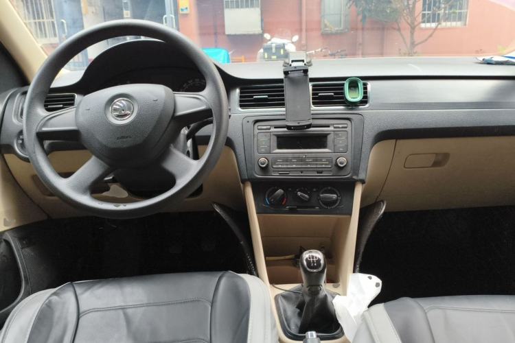 Used Skoda Rapid 2013 1.6L Manual Smart Selection Model Center Console
