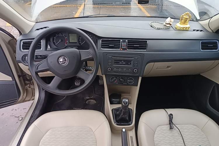 Used Skoda Rapid 2013 1.6L Manual Smart Selection Model Center Console