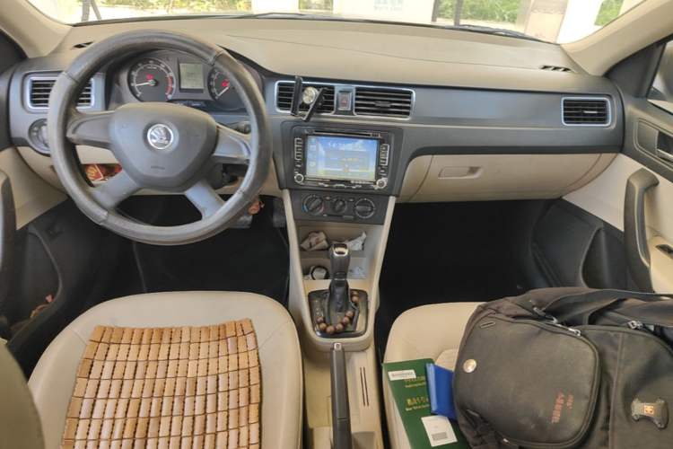 Used Skoda Rapid 2013 1.6L Automatic Smart Selection Model Center Console
