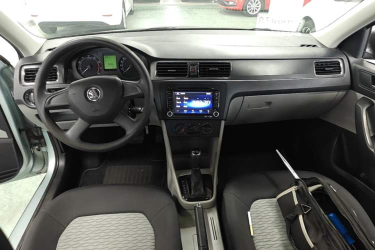 Used Skoda Rapid 2013 1.6L Automatic Smart Selection Model Center Console