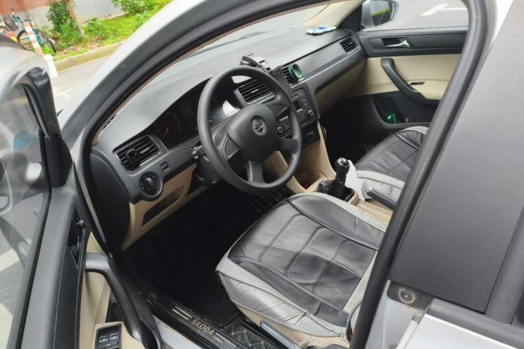 Used Skoda Rapid 2013 1.6L Manual Smart Selection Model Driver Seat