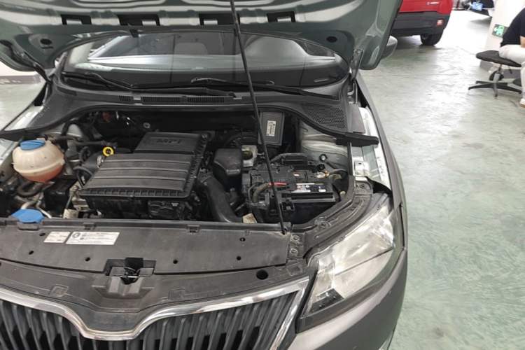 Used Skoda Rapid 2013 1.6L Automatic Smart Selection Model Engine Bay Left