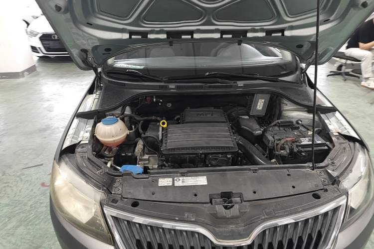 Used Skoda Rapid 2013 1.6L Automatic Smart Selection Model Engine Bay Right