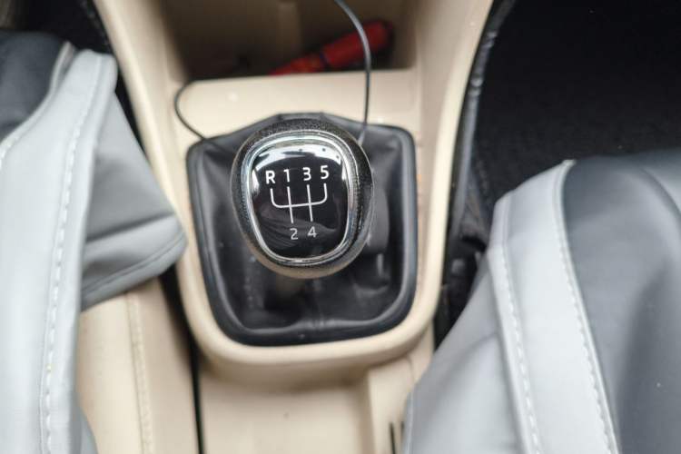Used Skoda Rapid 2013 1.6L Manual Smart Selection Model Gear Lever