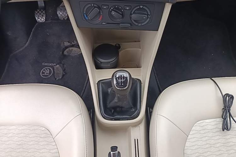 Used Skoda Rapid 2013 1.6L Manual Smart Selection Model Gear Lever