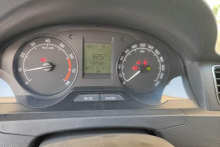 Used Skoda Rapid 2013 1.6L Automatic Smart Selection Model Odometer Close Up