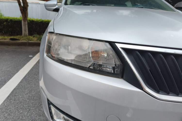 Used Skoda Rapid 2013 1.6L Manual Smart Selection Model Right Front Headlight