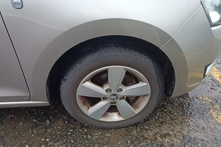 Used Skoda Rapid 2013 1.6L Manual Smart Selection Model Right Front Wheel Hub