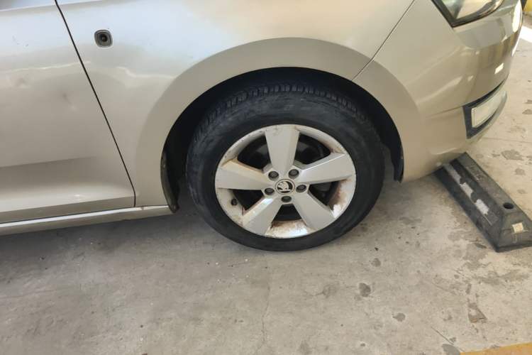 Used Skoda Rapid 2013 1.6L Automatic Smart Selection Model Right Front Wheel Hub