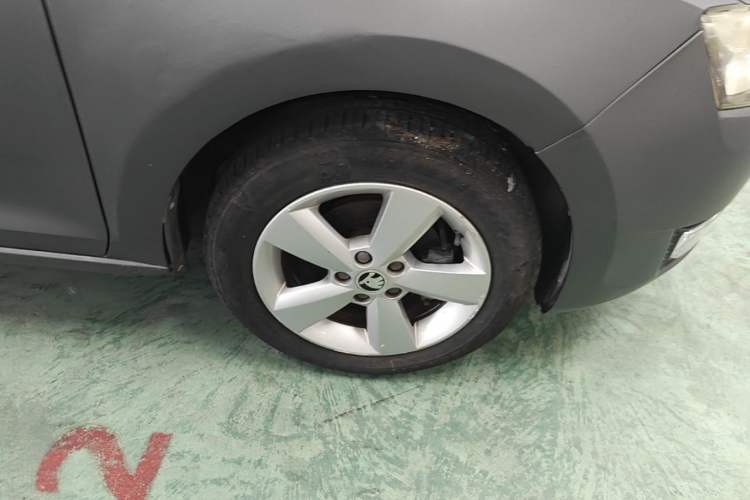 Used Skoda Rapid 2013 1.6L Automatic Smart Selection Model Right Front Wheel Hub