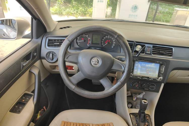 Used Skoda Rapid 2013 1.6L Automatic Smart Selection Model Steering Wheel