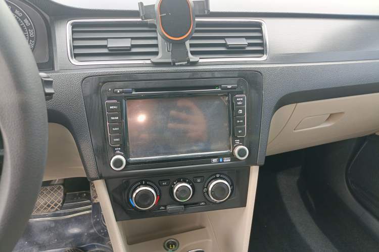 Used Skoda Rapid 2013 1.6L Automatic Smart Selection Model Audio And AC Panel
