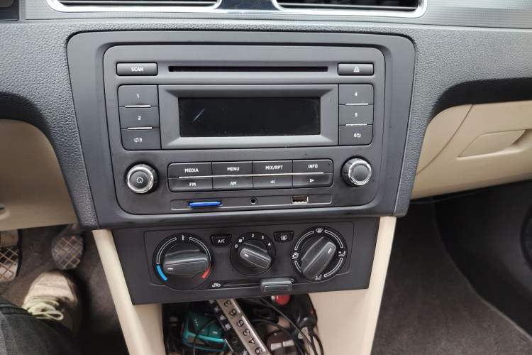 Used Skoda Rapid 2013 1.6L Manual Smart Selection Model Audio And AC Panel