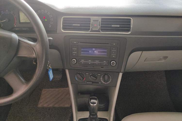 Used Skoda Rapid 2013 1.6L Automatic Smart Selection Model Audio And AC Panel