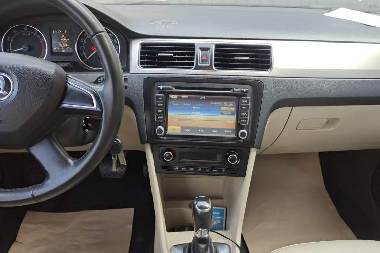 Used Skoda Rapid 2013 1.6L Automatic Preferred Model Audio And AC Panel