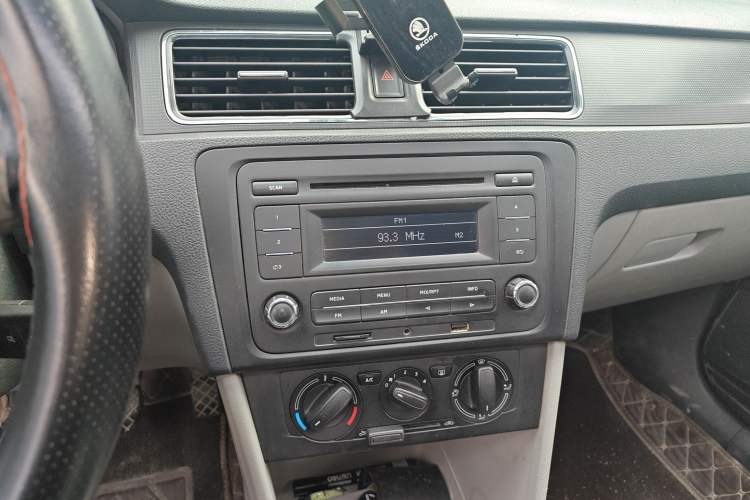 Used Skoda Rapid 2013 1.4L Manual Smart Selection Trim Audio And AC Panel