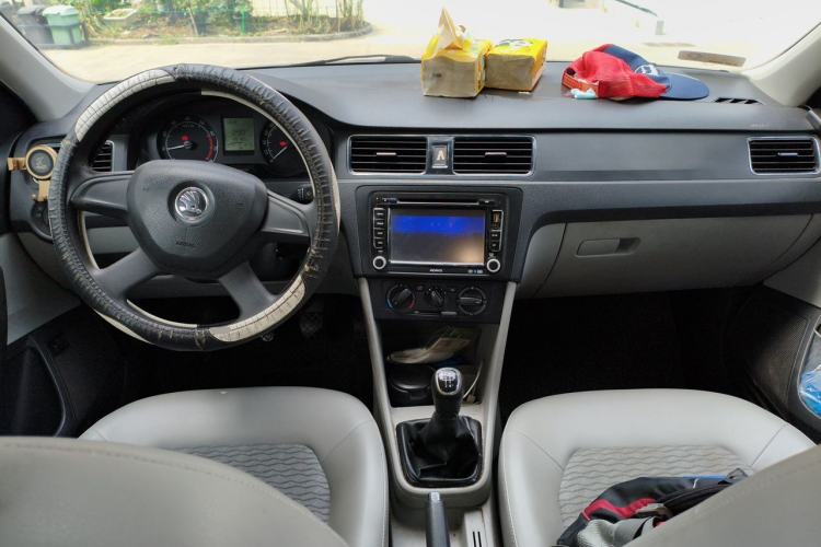 Used Skoda Rapid 2013 1.6L Manual Smart Selection Model Center Console