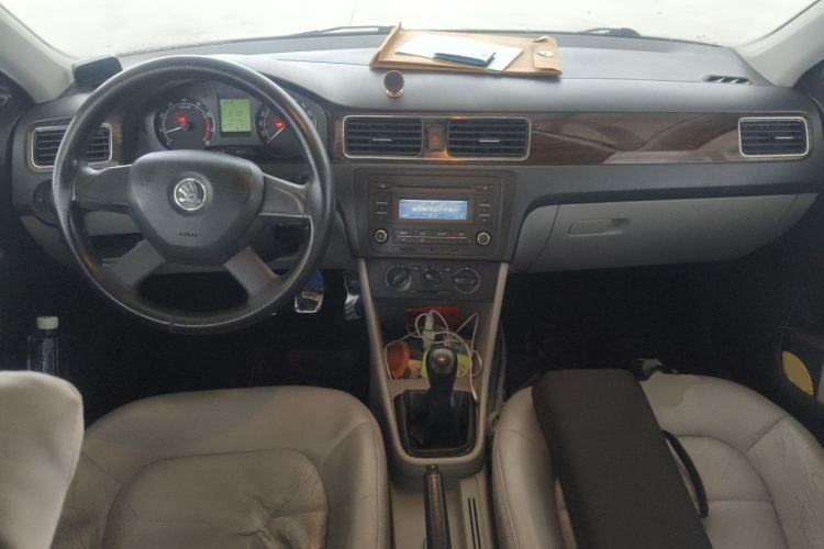 Used Skoda Rapid 2013 1.4L Manual Enjoyment Model Center Console