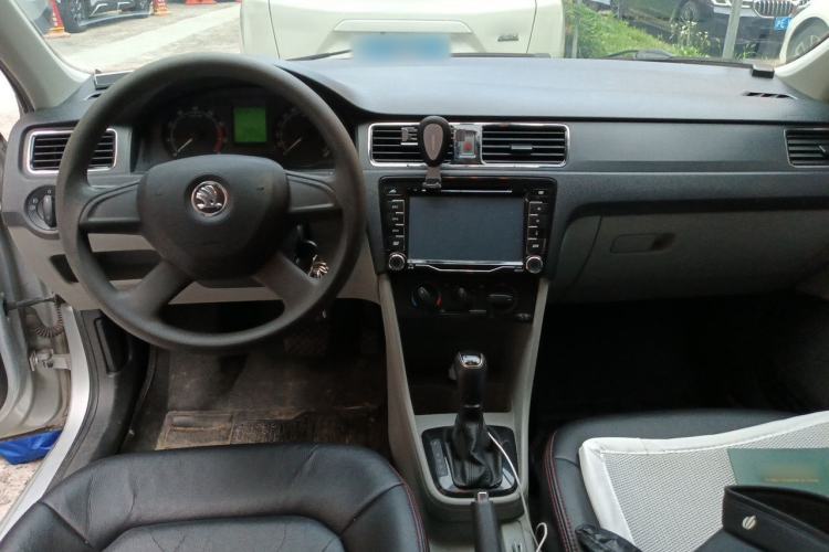 Used Skoda Rapid 2013 1.6L Automatic Smart Selection Model Center Console