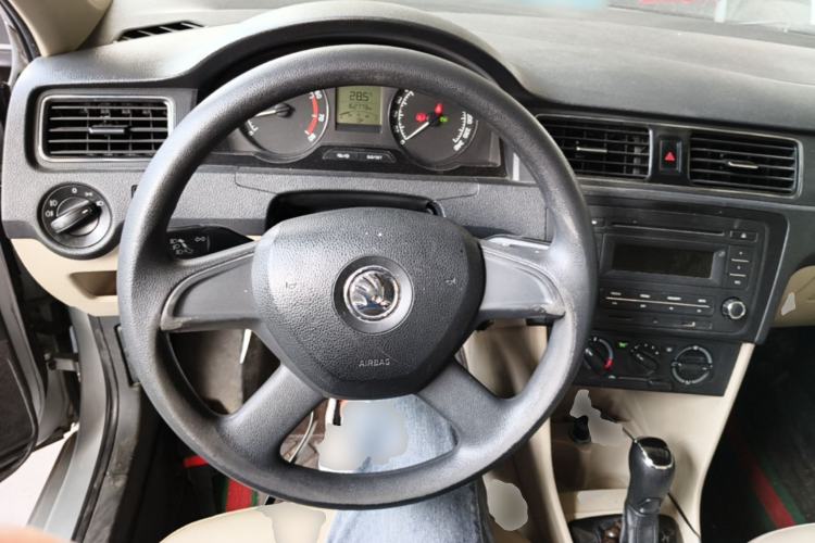 Used Skoda Rapid 2013 1.6L Automatic Smart Selection Model Center Console