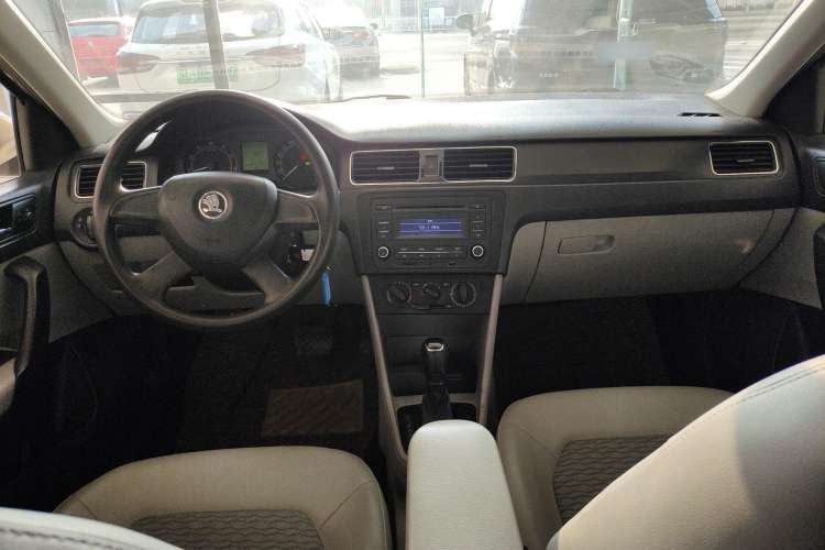 Used Skoda Rapid 2013 1.6L Automatic Smart Selection Model Center Console