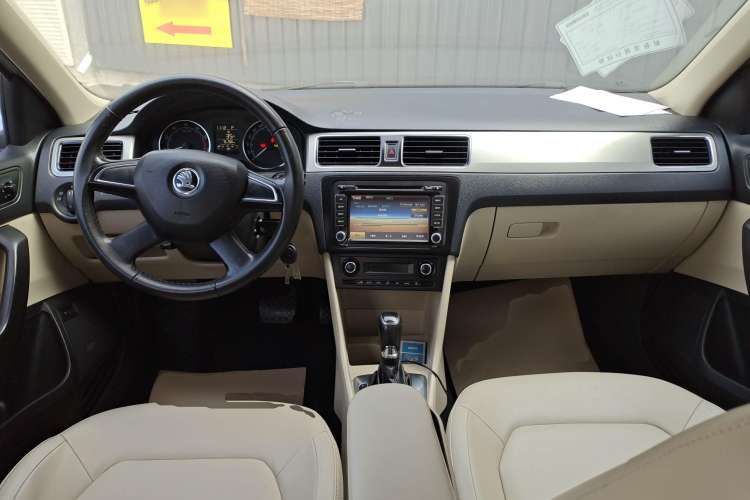 Used Skoda Rapid 2013 1.6L Automatic Preferred Model Center Console