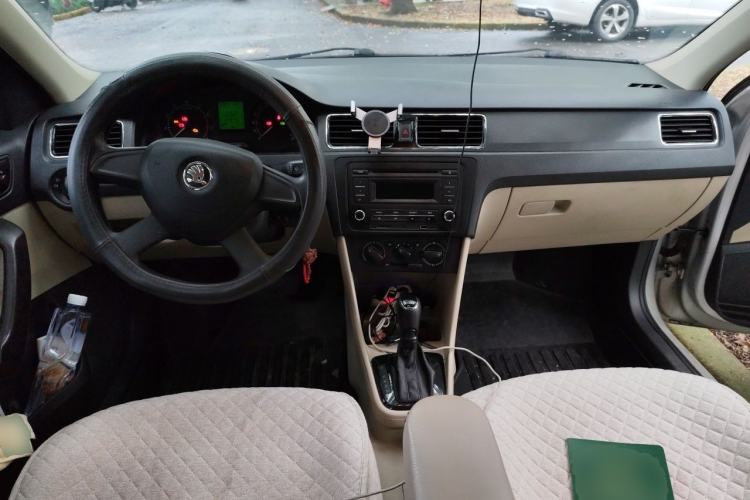 Used Skoda Rapid 2013 1.6L Automatic Smart Selection Model Center Console