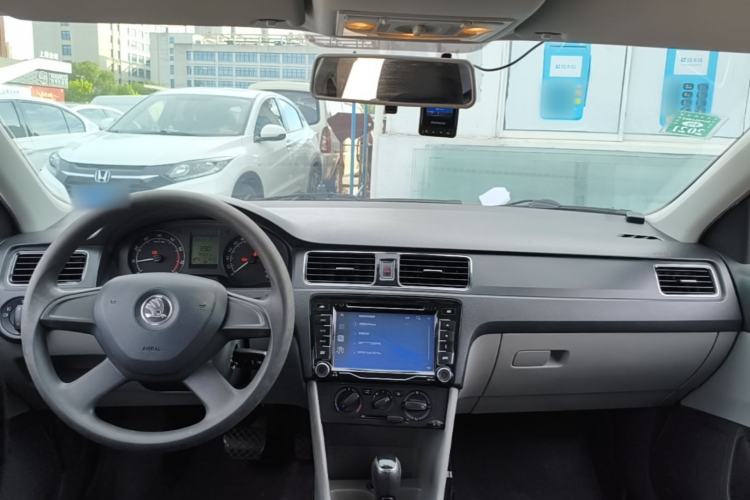 Used Skoda Rapid 2013 1.6L Automatic Smart Selection Model Center Console