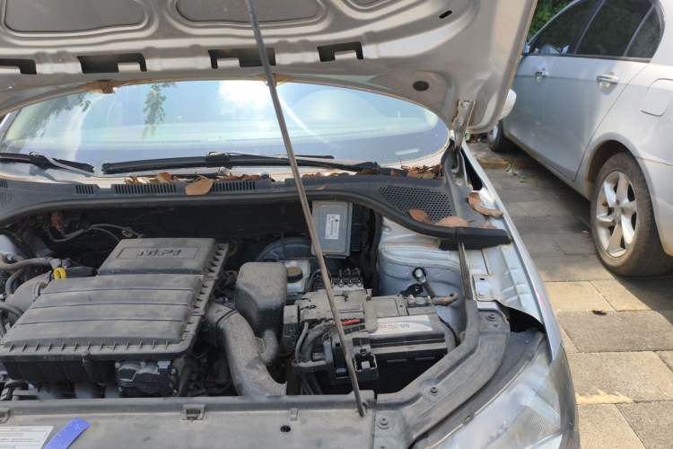 Used Skoda Rapid 2013 1.6L Manual Smart Selection Model Engine Bay Left
