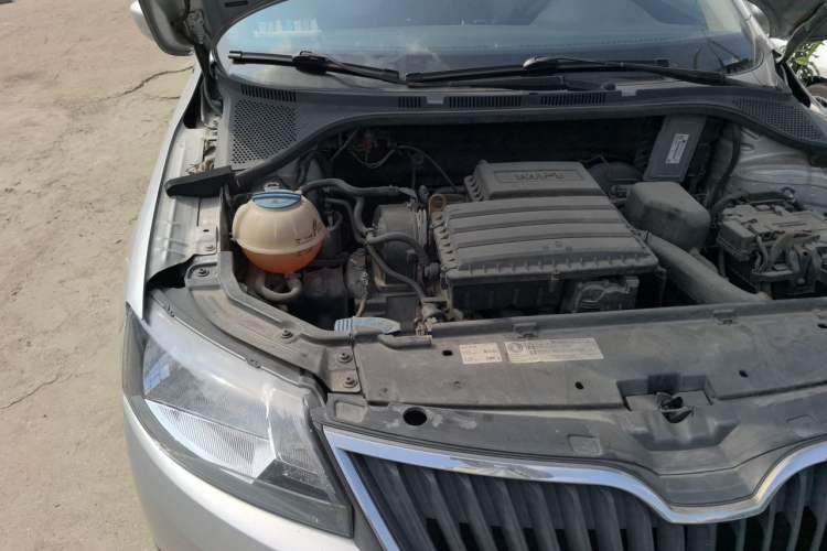 Used Skoda Rapid 2013 1.6L Automatic Smart Selection Model Engine Bay Right