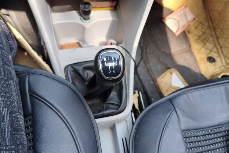 Used Skoda Rapid 2013 1.6L Manual Smart Selection Model Gear Lever
