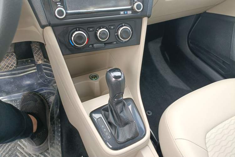 Used Skoda Rapid 2013 1.6L Automatic Smart Selection Model Gear Lever