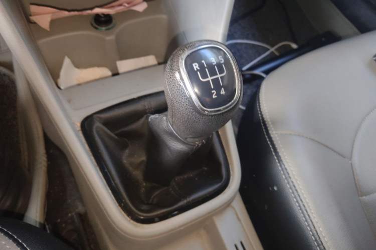 Used Skoda Rapid 2013 1.6L Manual Smart Selection Model Gear Lever