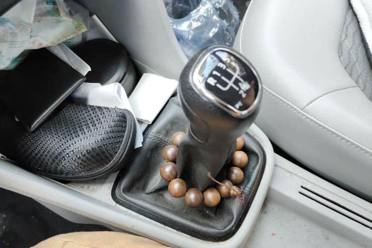 Used Skoda Rapid 2013 1.6L Manual Smart Selection Model Gear Lever