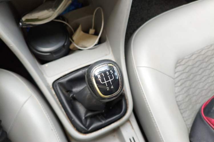 Used Skoda Rapid 2013 1.6L Manual Smart Selection Model Gear Lever