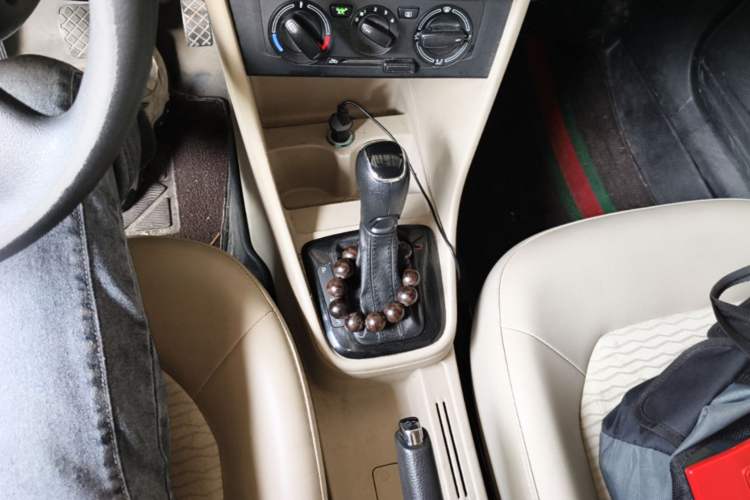Used Skoda Rapid 2013 1.6L Automatic Smart Selection Model Gear Lever