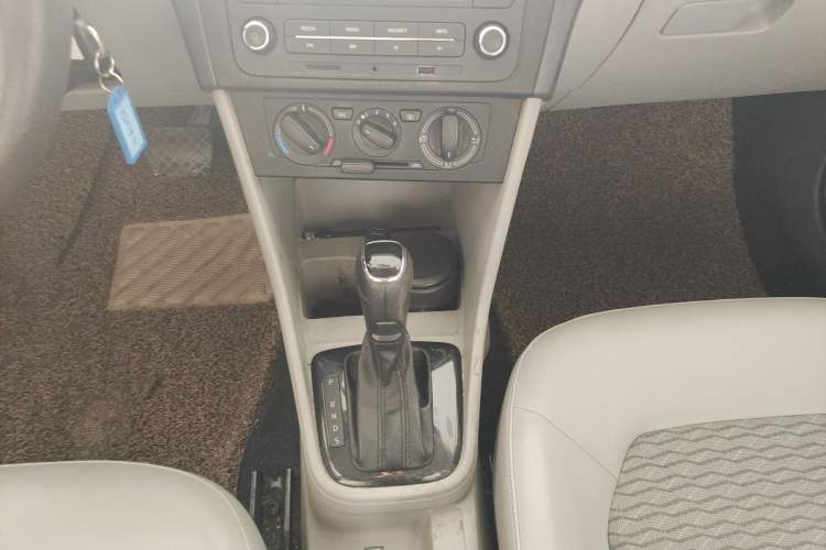 Used Skoda Rapid 2013 1.6L Automatic Smart Selection Model Gear Lever