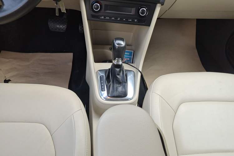 Used Skoda Rapid 2013 1.6L Automatic Preferred Model Gear Lever