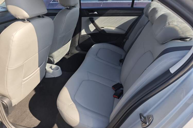 Used Skoda Rapid 2013 1.6L Automatic Smart Selection Model Interior 3