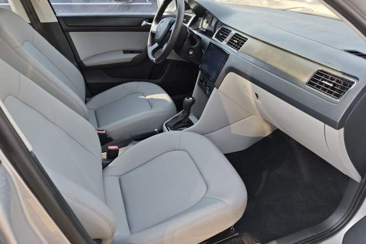 Used Skoda Rapid 2013 1.6L Automatic Smart Selection Model Interior 4